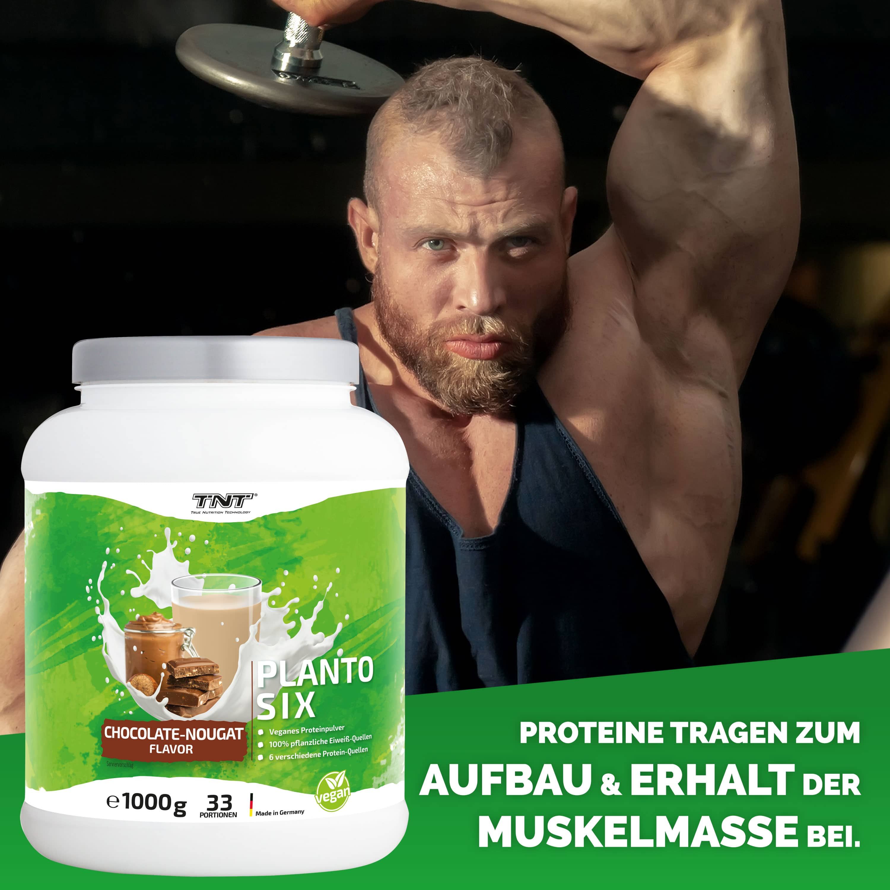 Mann trainiert mit Hantel. Im Hintergrund TNT Planto Six-Protein-Pulver. Schokoladen-Nougat-Geschmack. Text: Proteine tragen zum Aufbau & Erhalt der Muskelmasse bei.