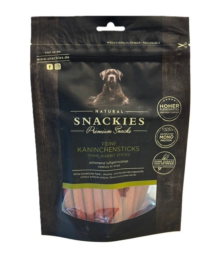 Verpackung mit Kaninchensticks. Aufschrift: Snackies, Premium Snacks, Feine Kaninchensticks. Ohne künstliche Zusätze.
