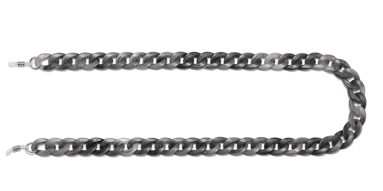 Graue Brillenkette mit Kettengliedern. Metallverschlüsse an den Enden. Auf weißem Hintergrund.