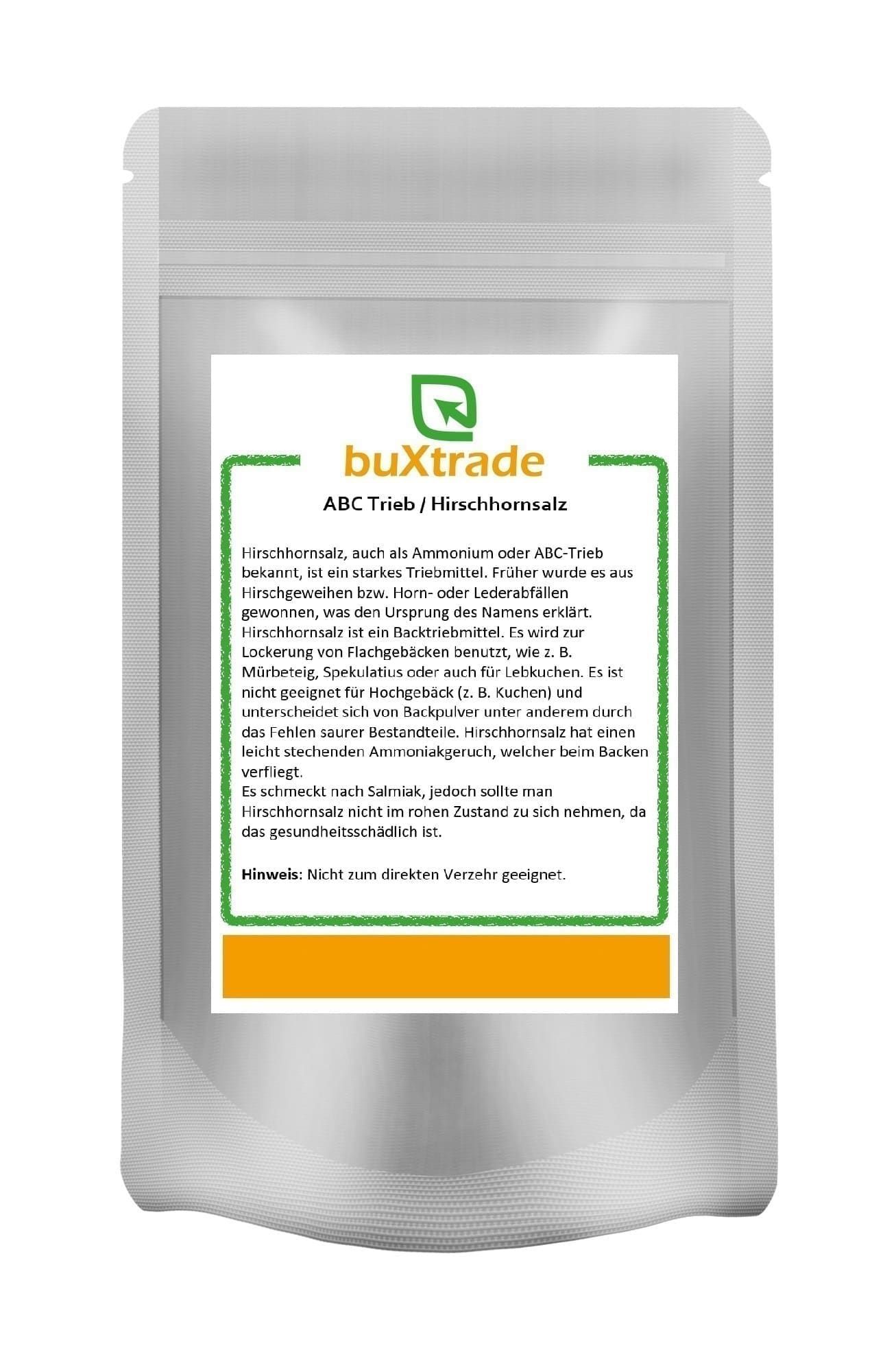 Beutel mit Produktetikett. Aufschrift: buXtrade, ABC Trieb / Hirschhornsalz. Text in Grün und Orange. Hintergrund: weiß.