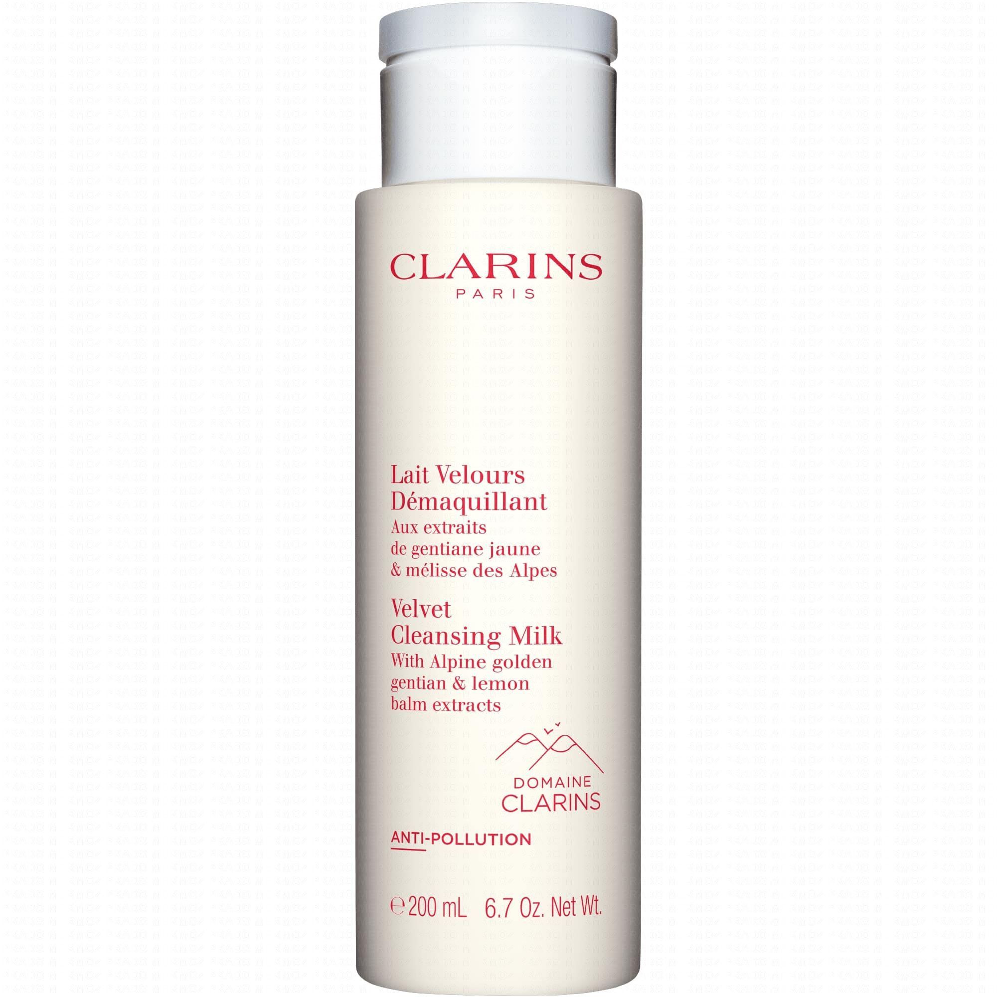 Weiße Flasche mit roter Schrift. Text: Clarins Paris, Lait Velours Démaquillant, Velvet Cleansing Milk. 200 ml.