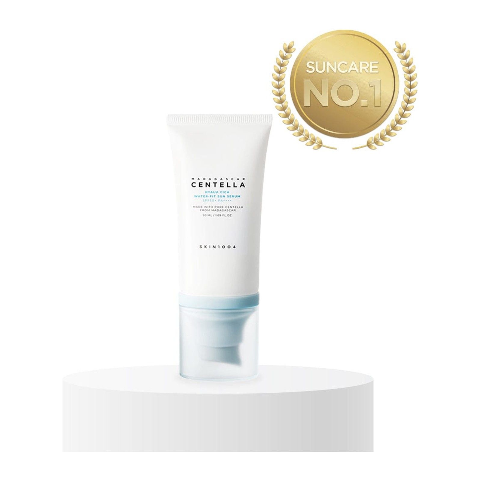 SKIN1004 Hyalu-Cica Water-Fit Sonnenserum SPF 50+ PA++++ auf einem weißen Podest, mit Auszeichnung "Suncare No.1".