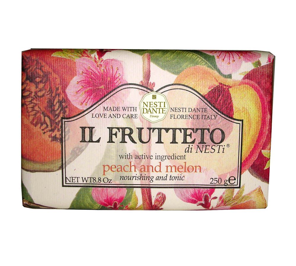 Seife mit floralem Muster und Pfirsich- und Melonen-Motiven. Text: IL FRUTTETO di NESTI, peach and melon, 250 ge. Marke: NESTI DANTE.