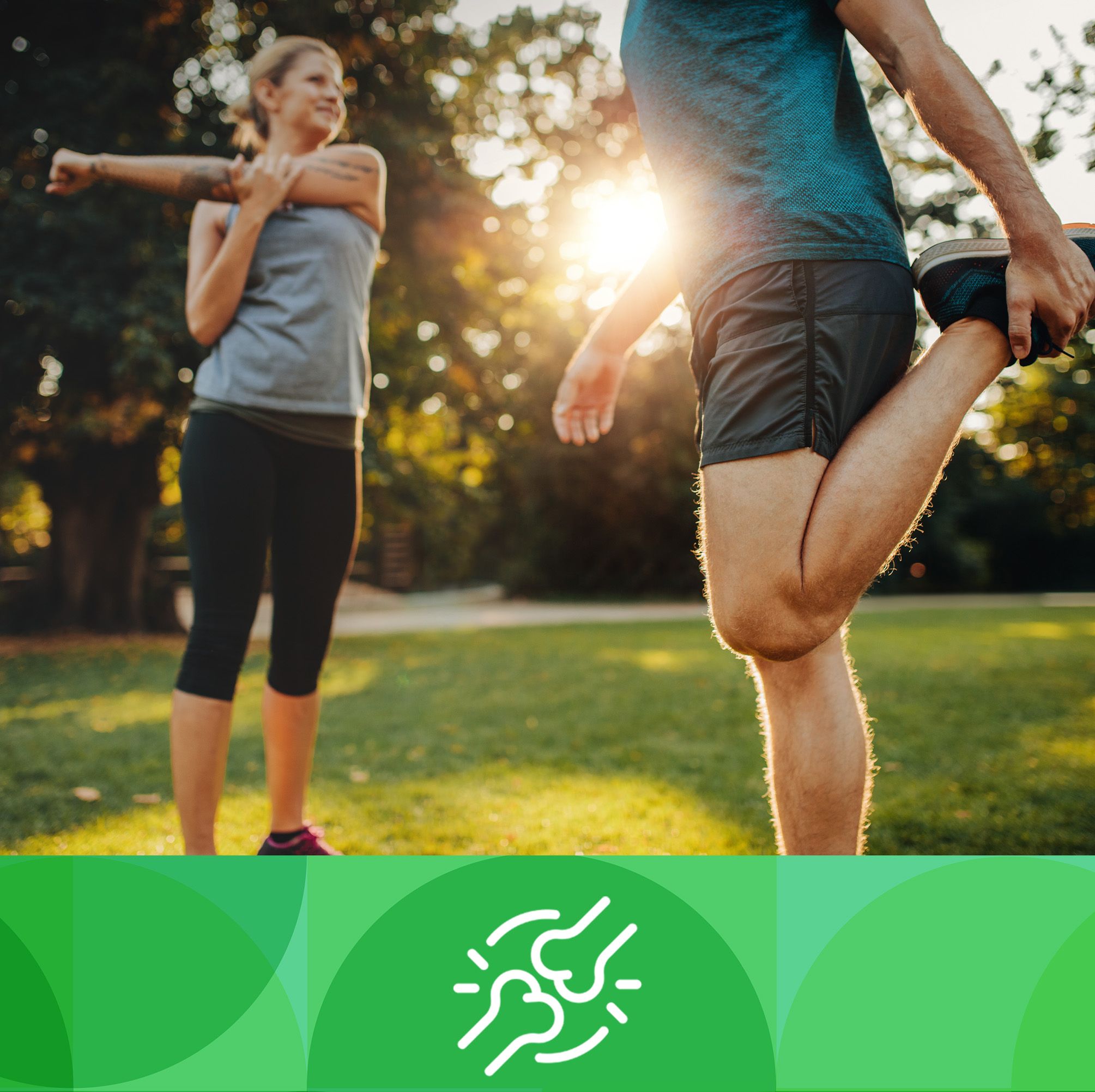Zwei Personen dehnen sich im Park. Unterhalb ein grünes Feld mit einem weißen Symbol von Gelenken.