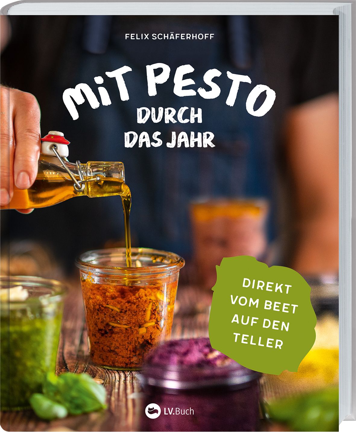 Buchcover: „Mit Pesto durch das Jahr“. Autor: Felix Schäferhoff. Gläser mit Pesto, Öl wird eingefüllt. Aufkleber: Direkt vom Beet auf den Teller.