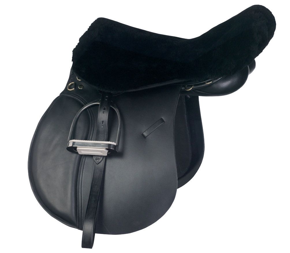 Schwarzer Sattel mit Fellauflage und Steigbügeln, isoliert auf weißem Hintergrund.