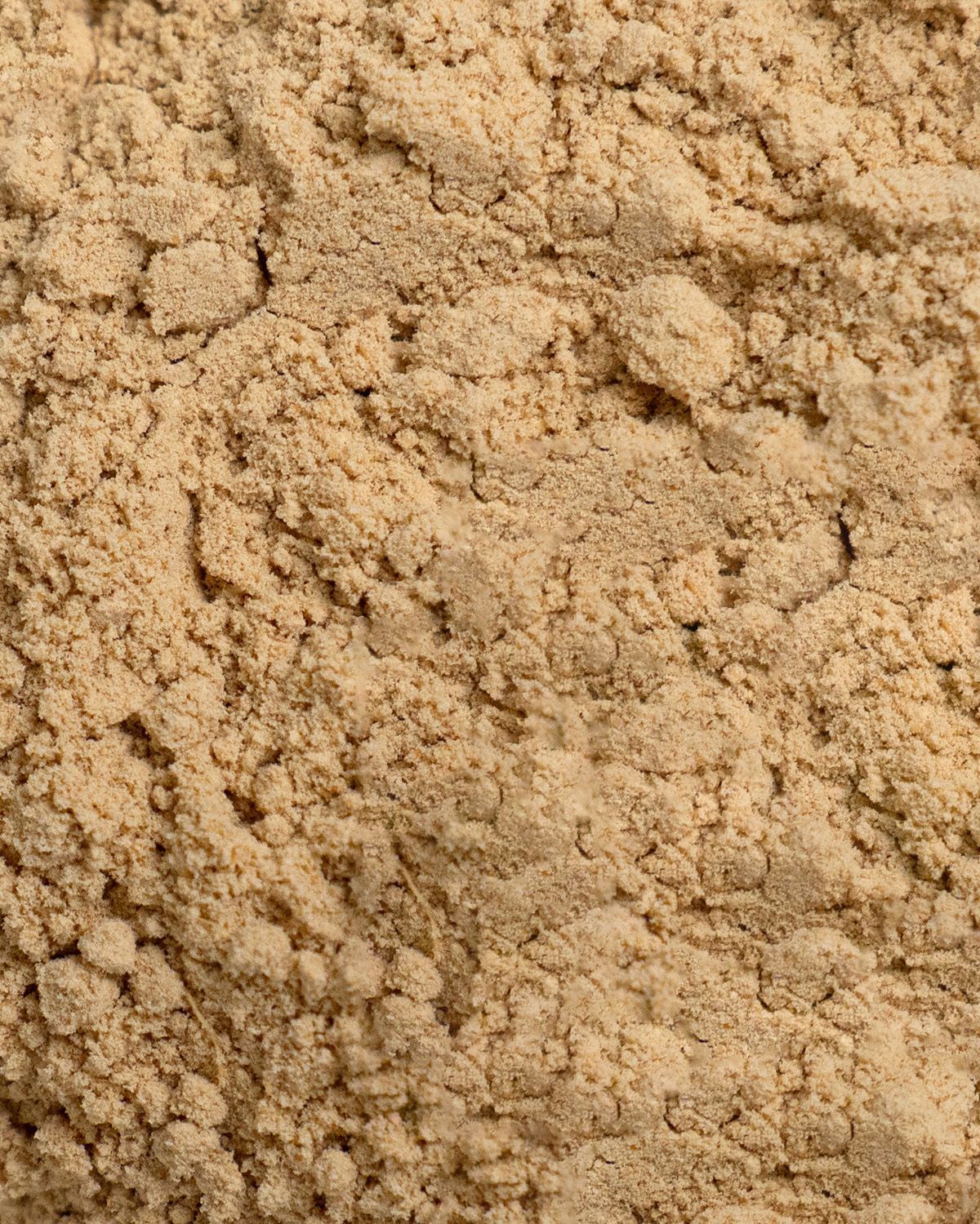 Nahaufnahme von Ingwerpulver. Feine Textur, hellbraune Farbe.