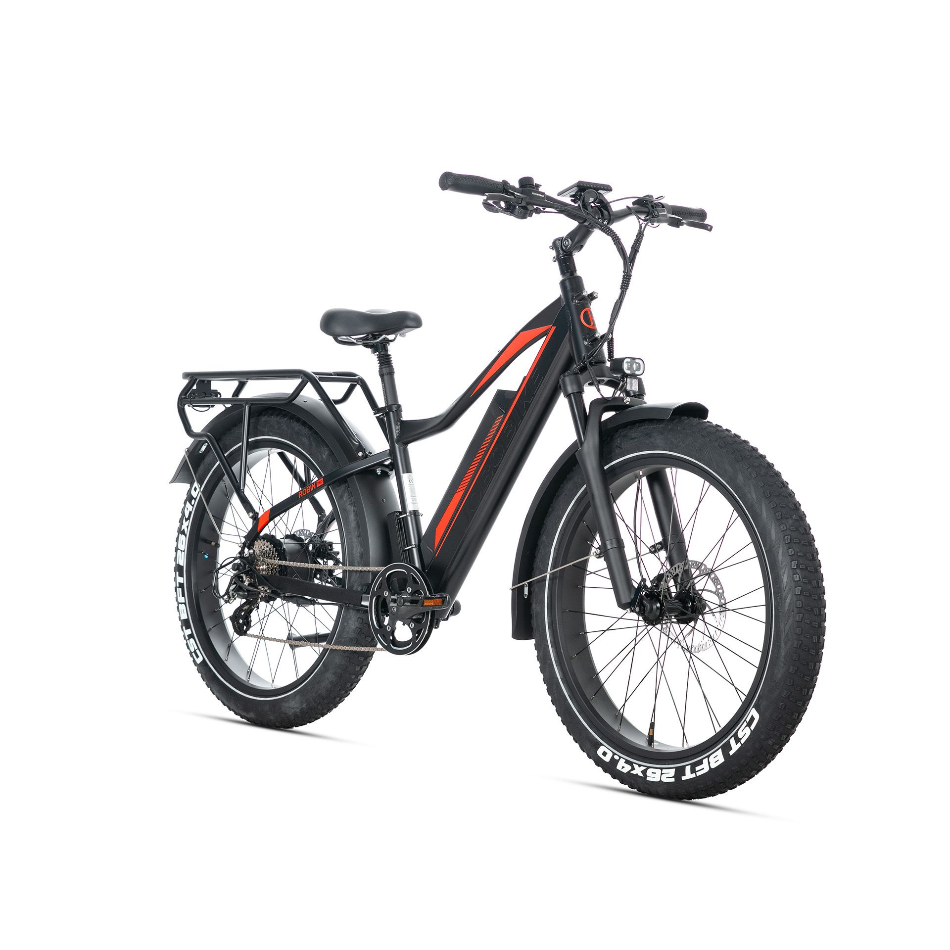Schwarzes E-Mountainbike mit roten Akzenten. Breitreifen, Gepäckträger, Schutzbleche. Sichtbar: Shimano-Schaltung.