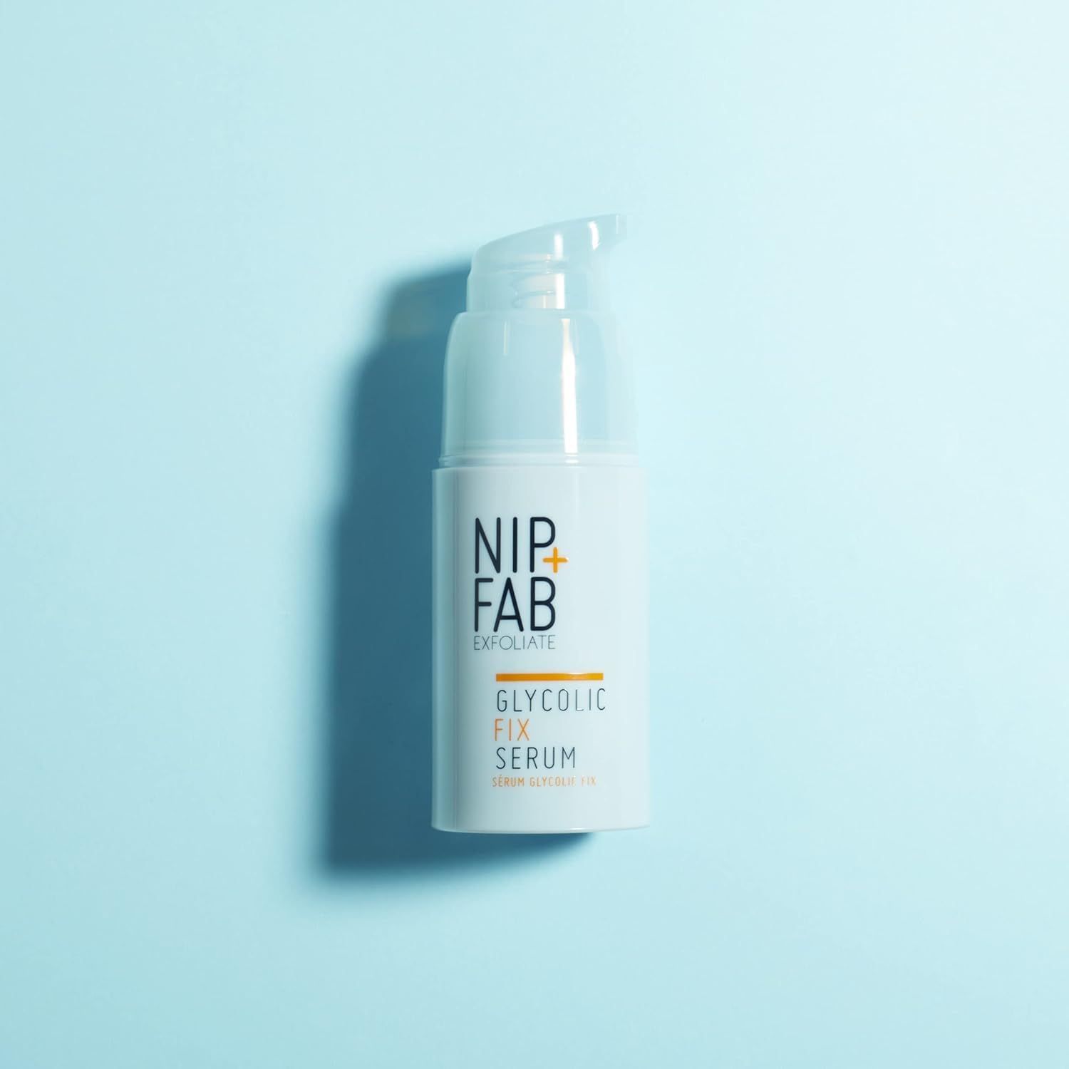 Helle Flasche mit Pumpe auf blauem Hintergrund. Aufschrift: NIP + FAB, EXFOLIATE, GLYCOLIC FIX SERUM.