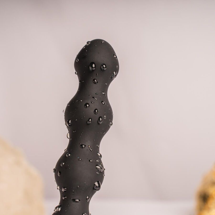 Schwarzer, geriffelter Analplug mit Tropfen. Der Plug hat eine abgerundete Spitze.