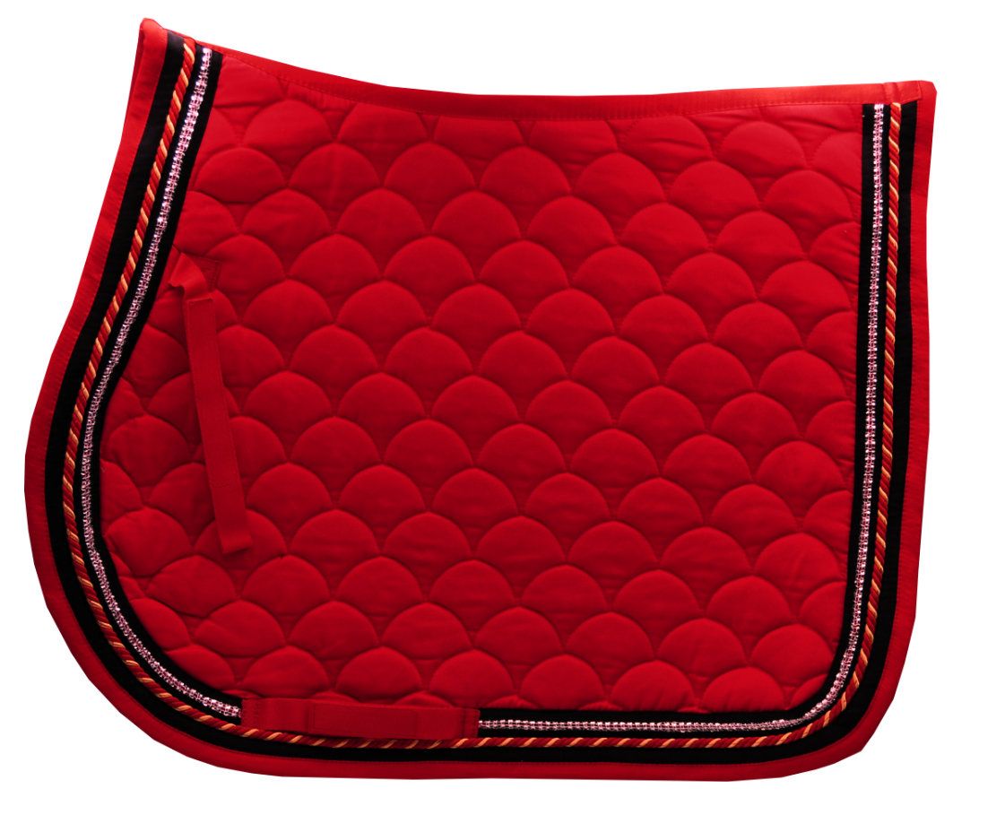 Rote Schabracke mit zweifarbiger Kordel und Glitzersteinen. Quadratische Steppung. Schwarze Schlaufen.
