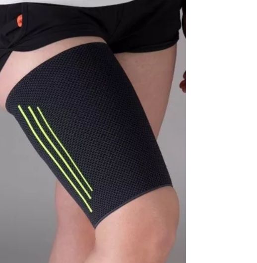 Schwarze Oberschenkelbandage am Bein. Gelbe Streifen. Mesh-Material. Angedeutete Beinmuskulatur.