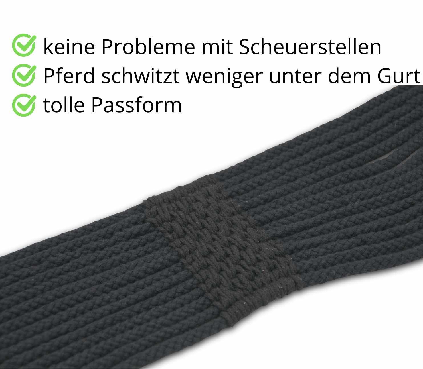 Nahaufnahme eines schwarzen Schnurengurts. Text: keine Probleme mit Scheuerstellen, Pferd schwitzt weniger unter dem Gurt, tolle Passform.