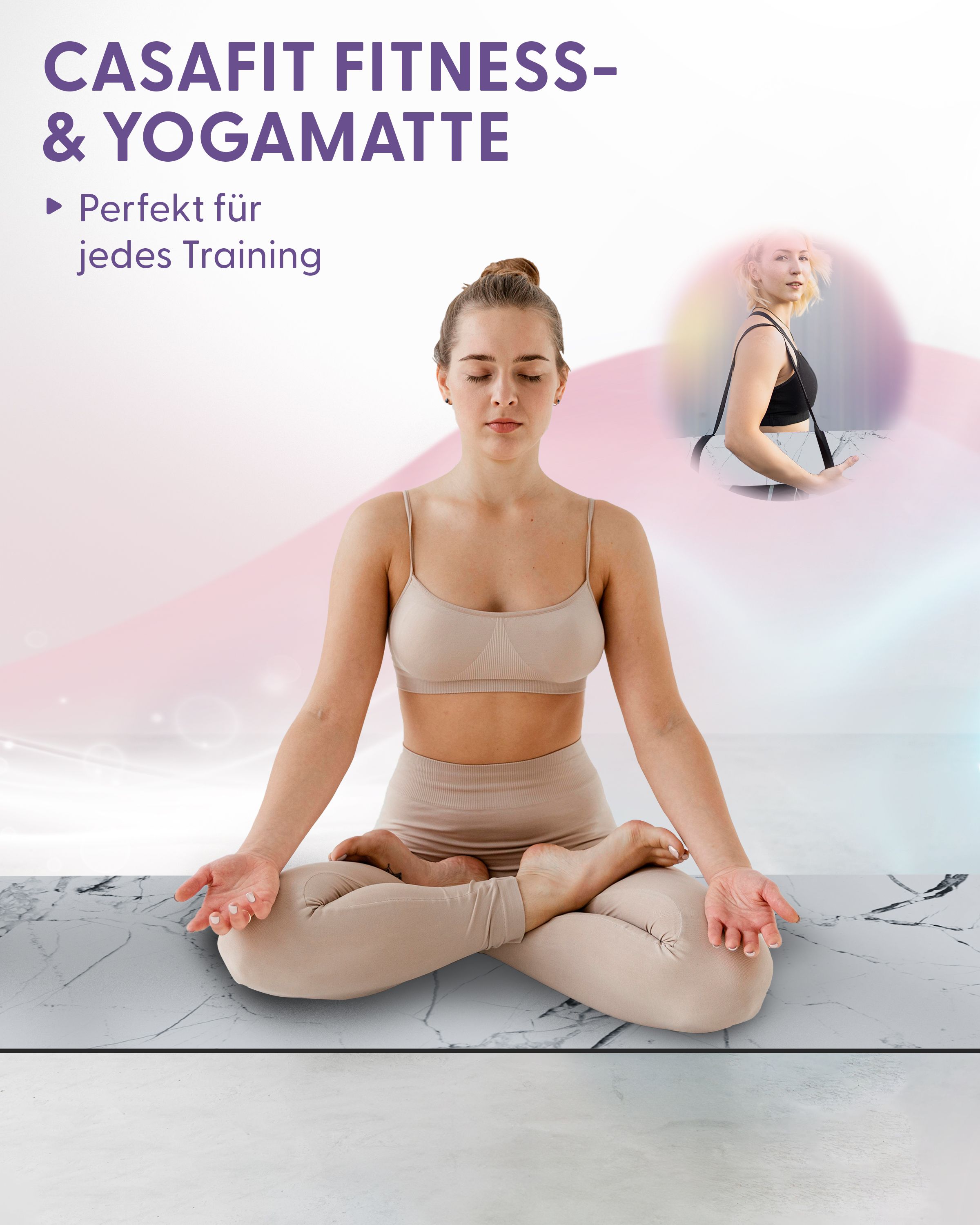 Frau sitzt auf einer Yogamatte mit Marmormuster. Produktname: CASAFIT FITNESS- & YOGAMATTE. Inklusive Tragegurt.