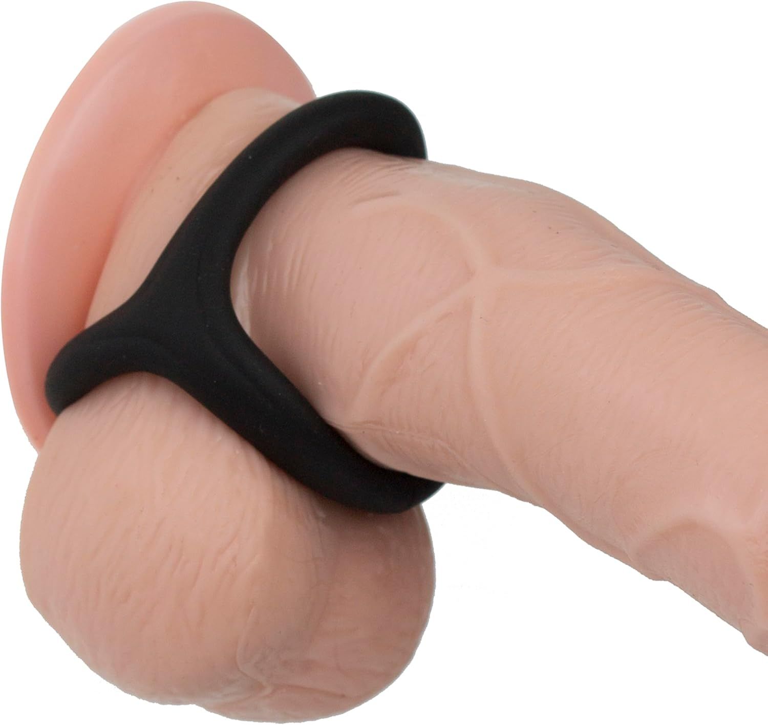 Schwarzer Penisring am künstlichen Penis. Ring um Penis und Hoden.