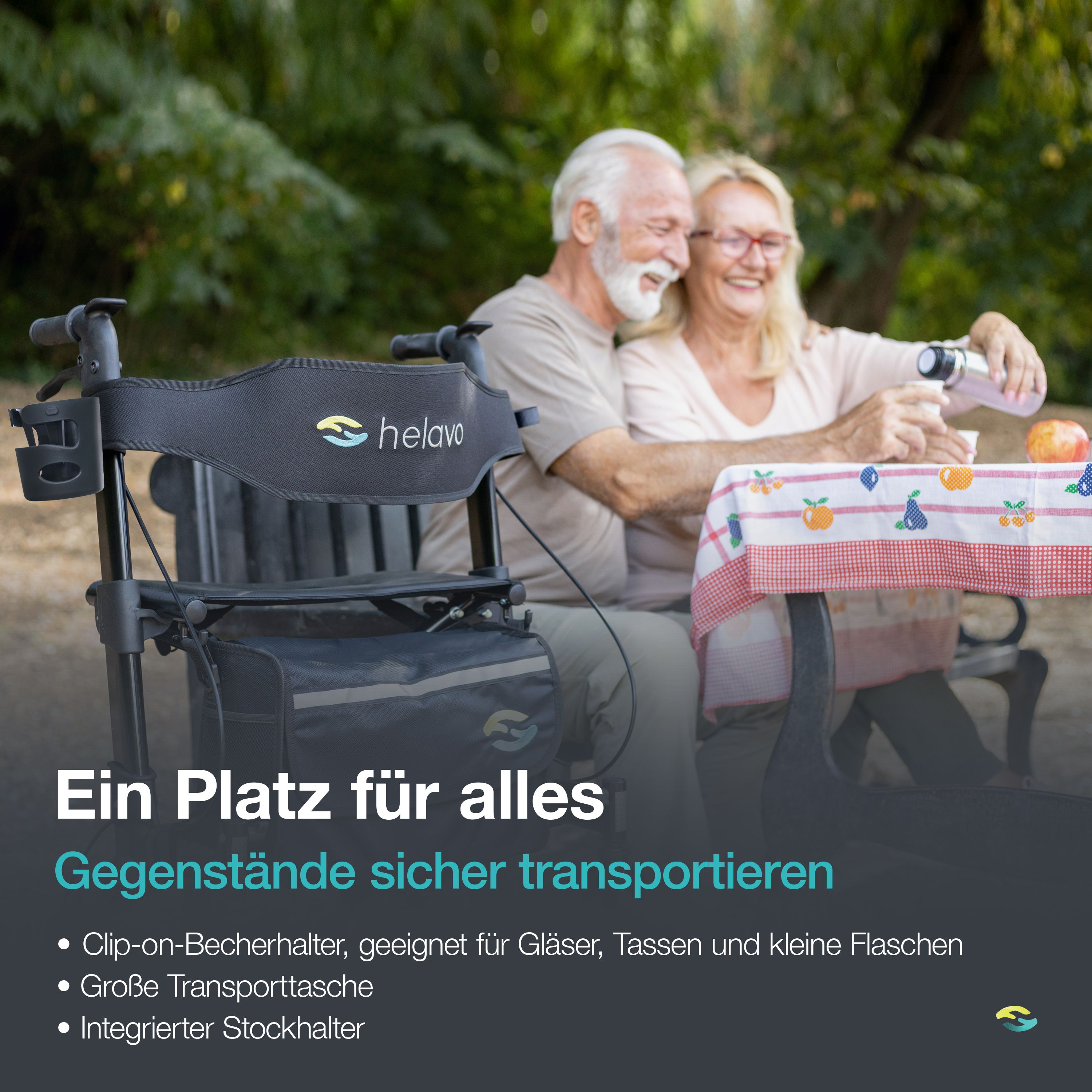 Paar im Park mit Rollator, Becherhalter und großer Tasche.