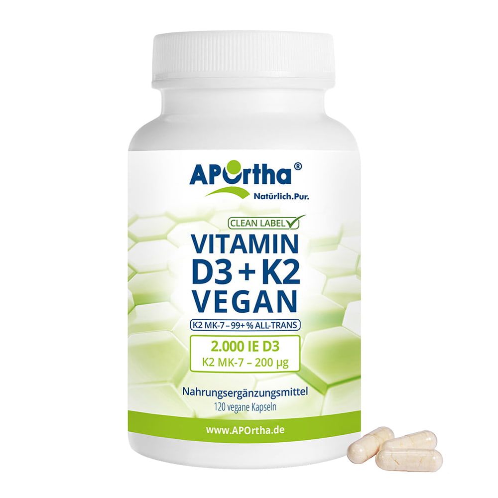 Weiße Flasche mit APOrtha® Vitamin D3+K2 Vegan Kapseln. Einige Kapseln liegen daneben. Aufschrift: 2.000 IE D3, 120 vegane Kapseln.