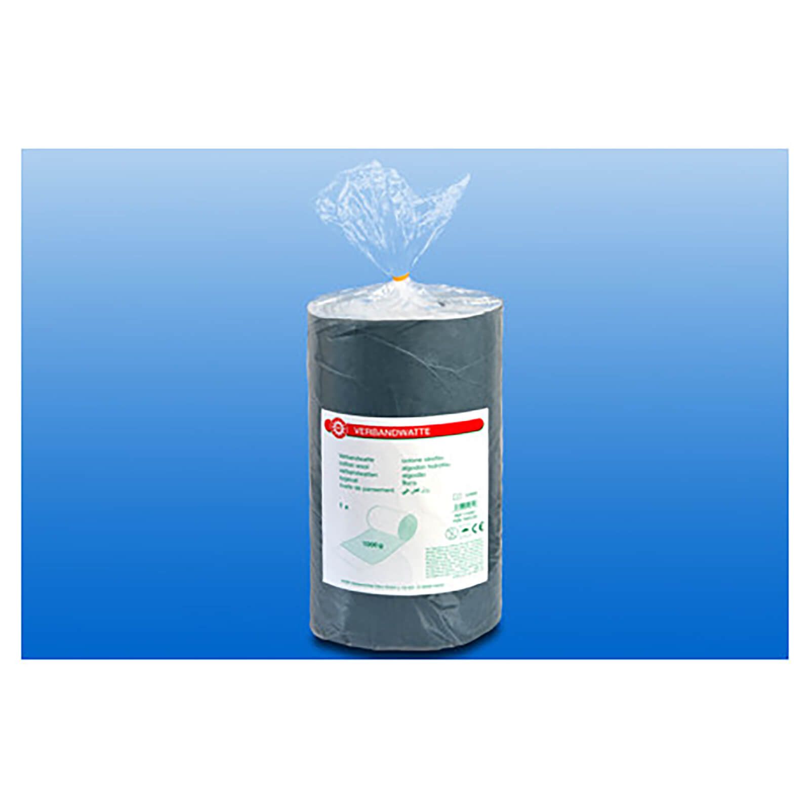 Gerollte Verbandwatte in grauer Hülle, verpackt in transparenter Folie. Etikett mit Produktinformationen. Auf blauem Hintergrund.