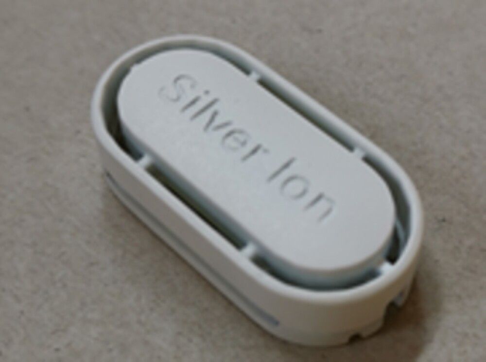 Ovales, weißes Gerät mit der Aufschrift 'Silver Ion'.