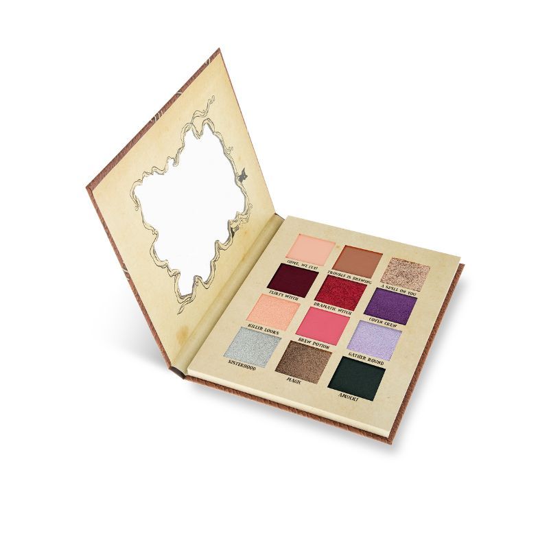 Lidschatten-Palette in Buchform mit 12 Farbtönen. Braune Umrandung, beige Innenfläche. Verschiedene Farben.