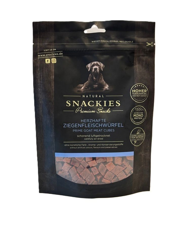 Verpackung mit Ziegenfleischwürfeln. Schwarze Tüte mit Produktnamen, Hundebild und Logos. Sichtfenster mit Fleischwürfeln.
