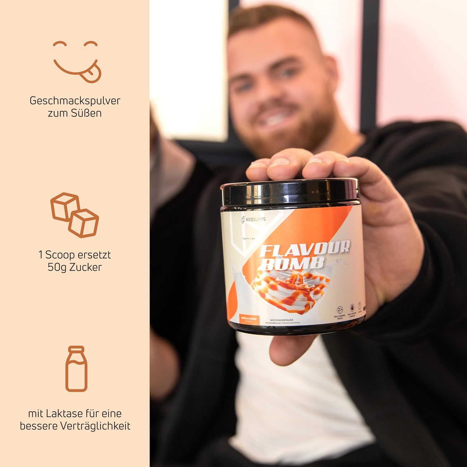Dose Flavour Bomb, gehalten von einer Person. Text: Geschmackspulver, 1 Scoop ersetzt 50g Zucker, mit Laktase.