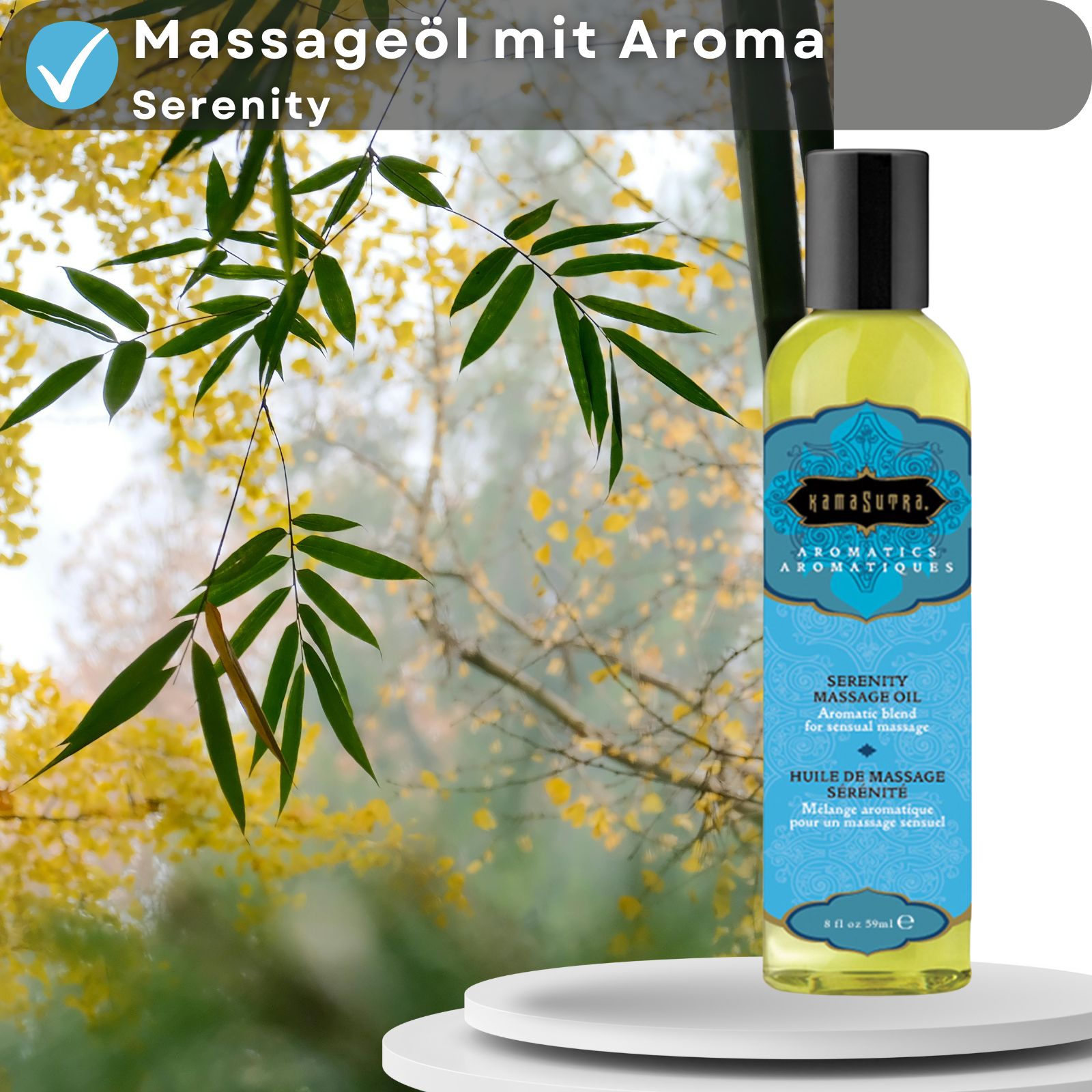 Kamasutra Massageöl Serenity. Flasche vor Naturhintergrund. Aromatisches Öl. Blaues Etikett mit Text.