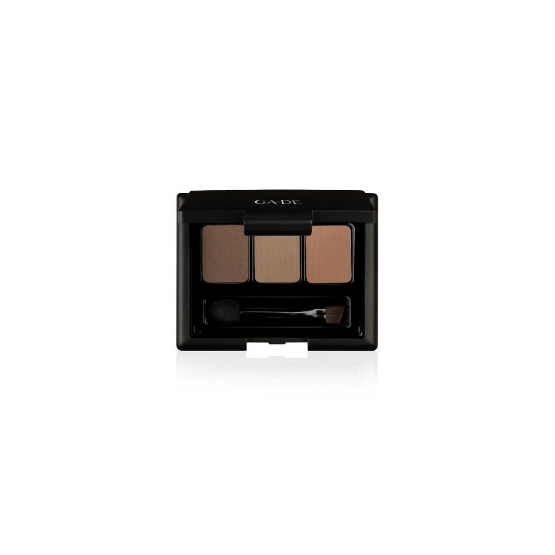 Schwarze Ga-De Basic Brow Powder Palette mit drei Brauntönen und Applikator. Deckel mit Ga-De-Logo.