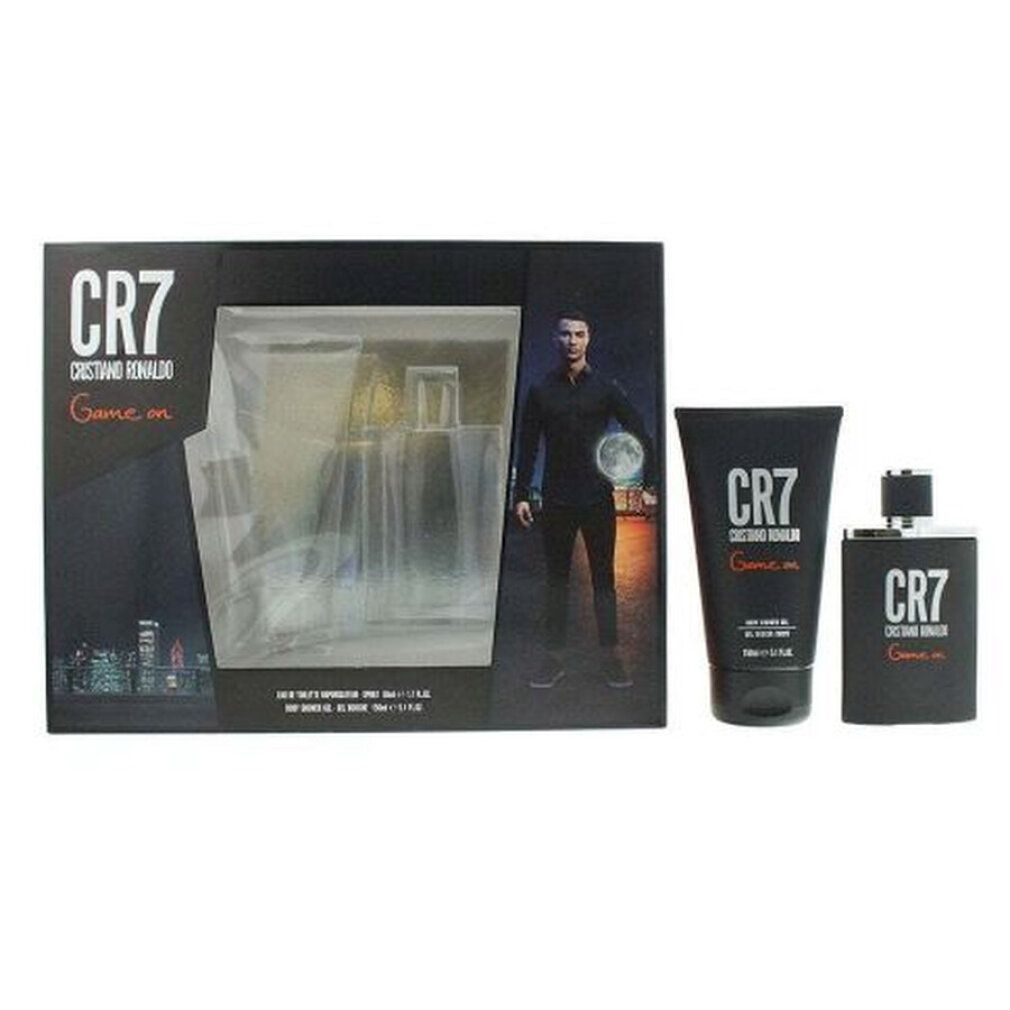 Geschenkset mit schwarzer Verpackung. Enthält Flakon, Duschgel und Eau de Toilette. Aufdruck: CR7 Game On. Abgebildet: Cristiano Ronaldo.
