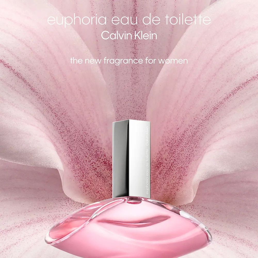 Rosa Flakon mit silbernem Verschluss. Hintergrund: rosa Blütenblatt. Text: "euphoria eau de toilette", "Calvin Klein", "the new fragrance for women".