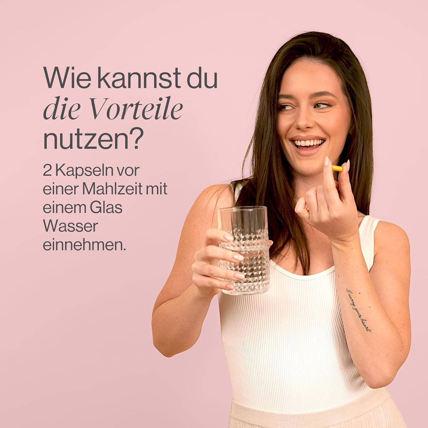Frau hält Kapsel und Glas. Text: Wie kannst du die Vorteile nutzen? 2 Kapseln vor einer Mahlzeit mit einem Glas Wasser einnehmen.