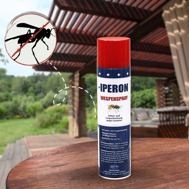 IPERON Wespenspray-Dose mit rotem Deckel auf einem Holztisch. Im Hintergrund eine Pergola und Natur. Logo mit durchgestrichener Wespe.