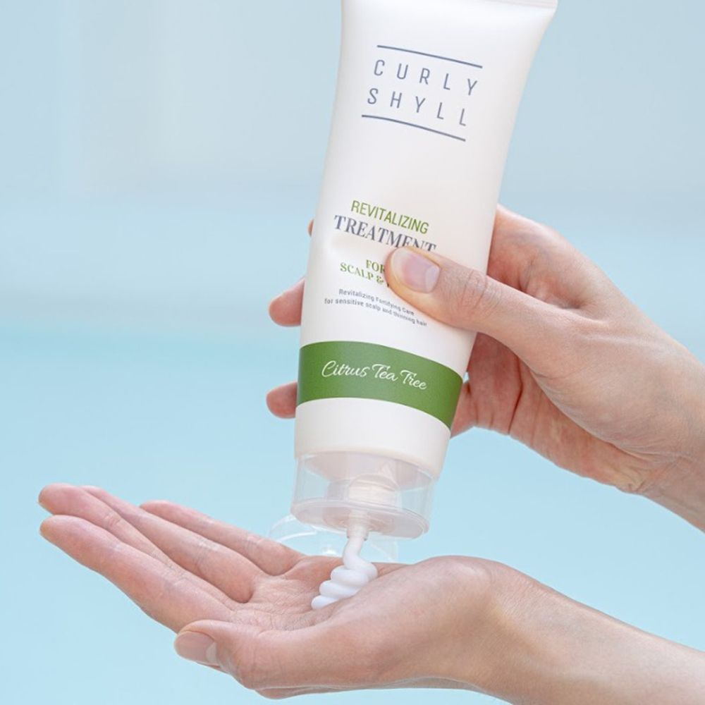 Hände halten Tube. Produkt wird aus Tube gedrückt. Produktname und Text sichtbar. Grüner Streifen mit "Citrus Tea Tree".