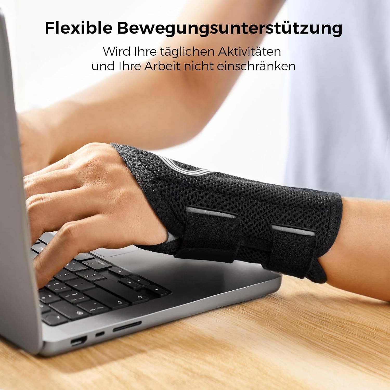 Handgelenkbandage wird beim Tippen auf einer Tastatur getragen.