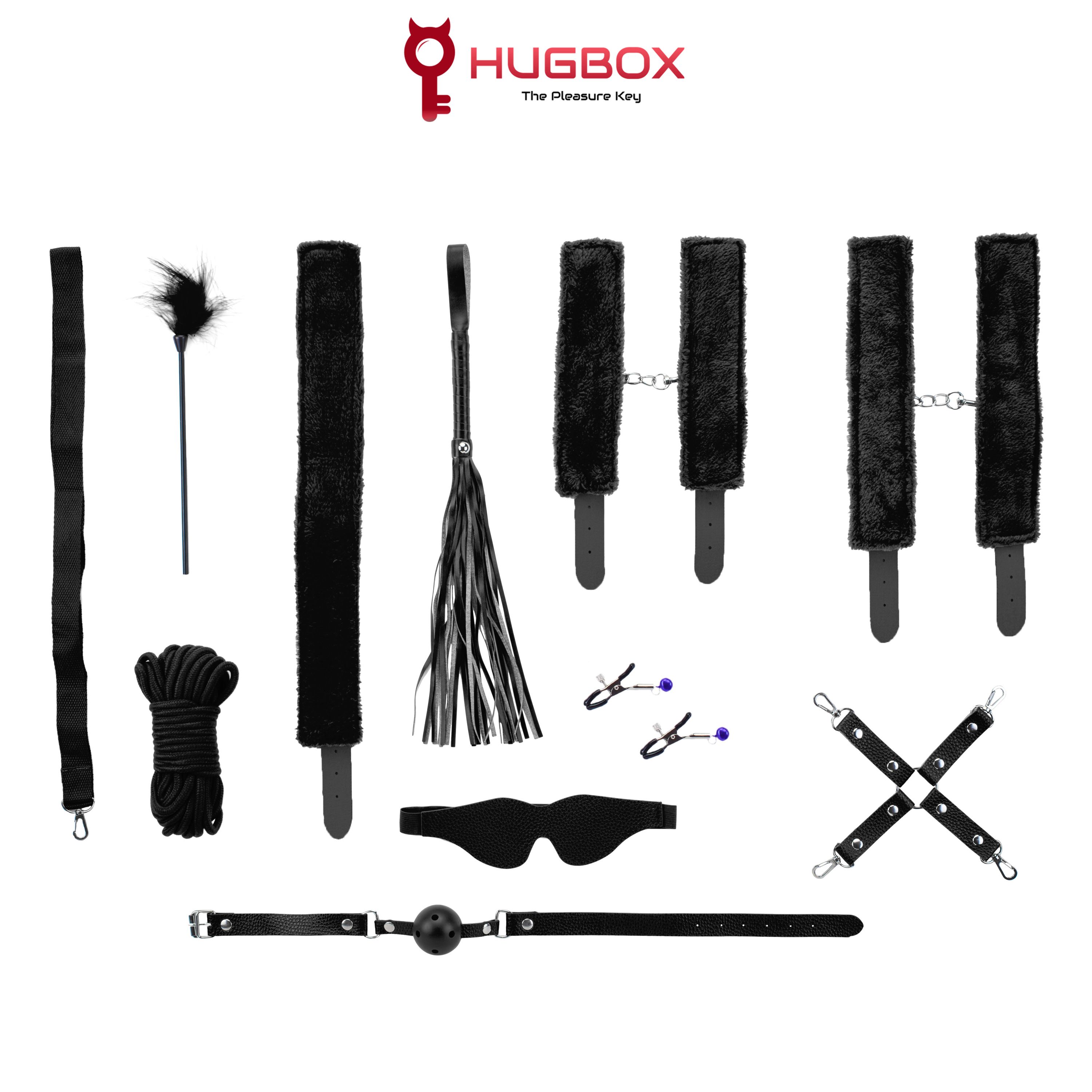 Set mit schwarzem Leder und Fell. Enthält Hand- und Fußfesseln, Peitsche, Knebel, Augenbinde, Nippelklemmen, Seil und Kreuz. HUGBOX Logo.