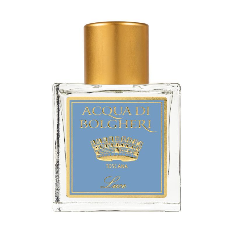 Quadratische Glasflasche mit goldfarbenem Deckel. Auf blauem Etikett: "ACQUA DI BOLGHERI", Krone, "TOSCANA", "Luce".