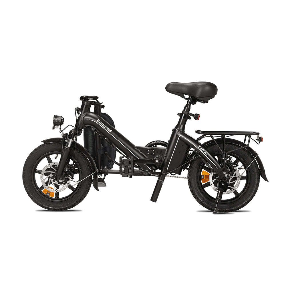 Schwarzes, zusammenklappbares Elektrofahrrad mit Gepäckträger und Scheibenbremsen. Auf dem Rahmen steht "Bodywel".