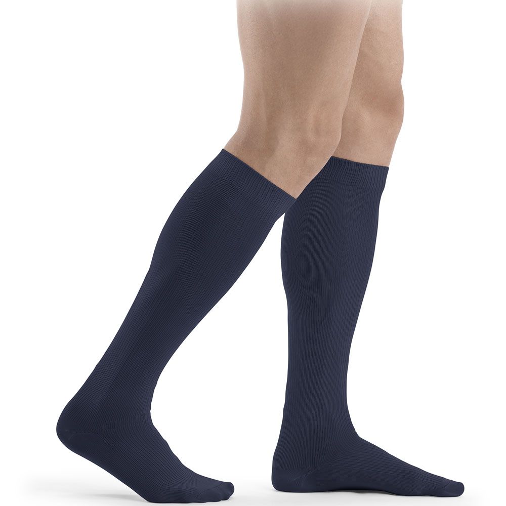 Kniestrümpfe in Marineblau. Geripptes Material. Der Träger steht auf weißem Hintergrund.