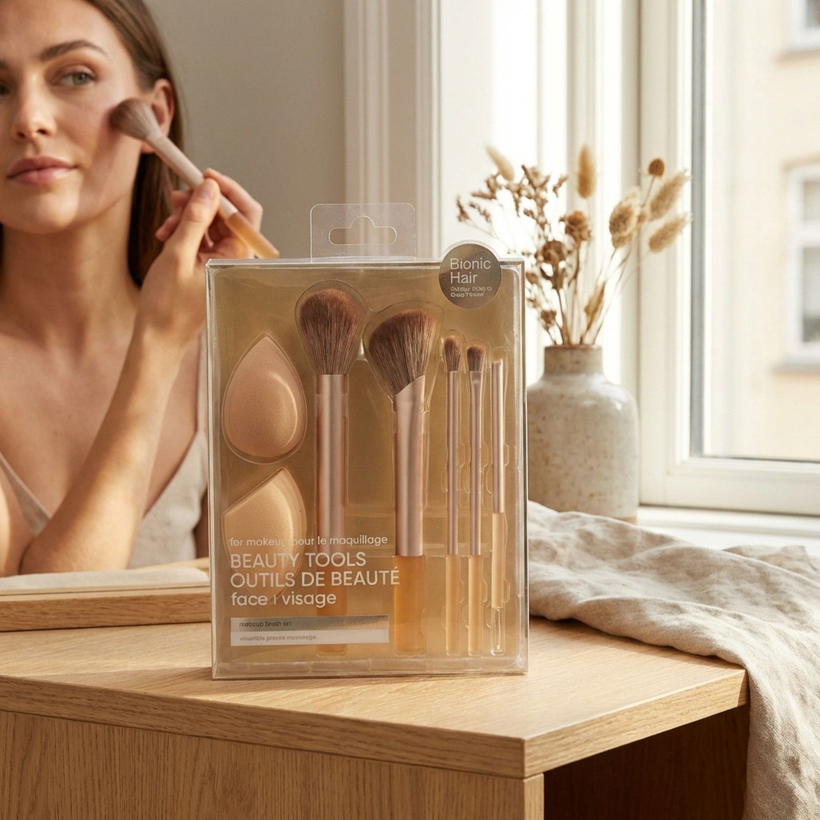 Verpacktes Set mit vier Make-up-Pinseln und zwei Make-up-Schwämmen in Roségold.