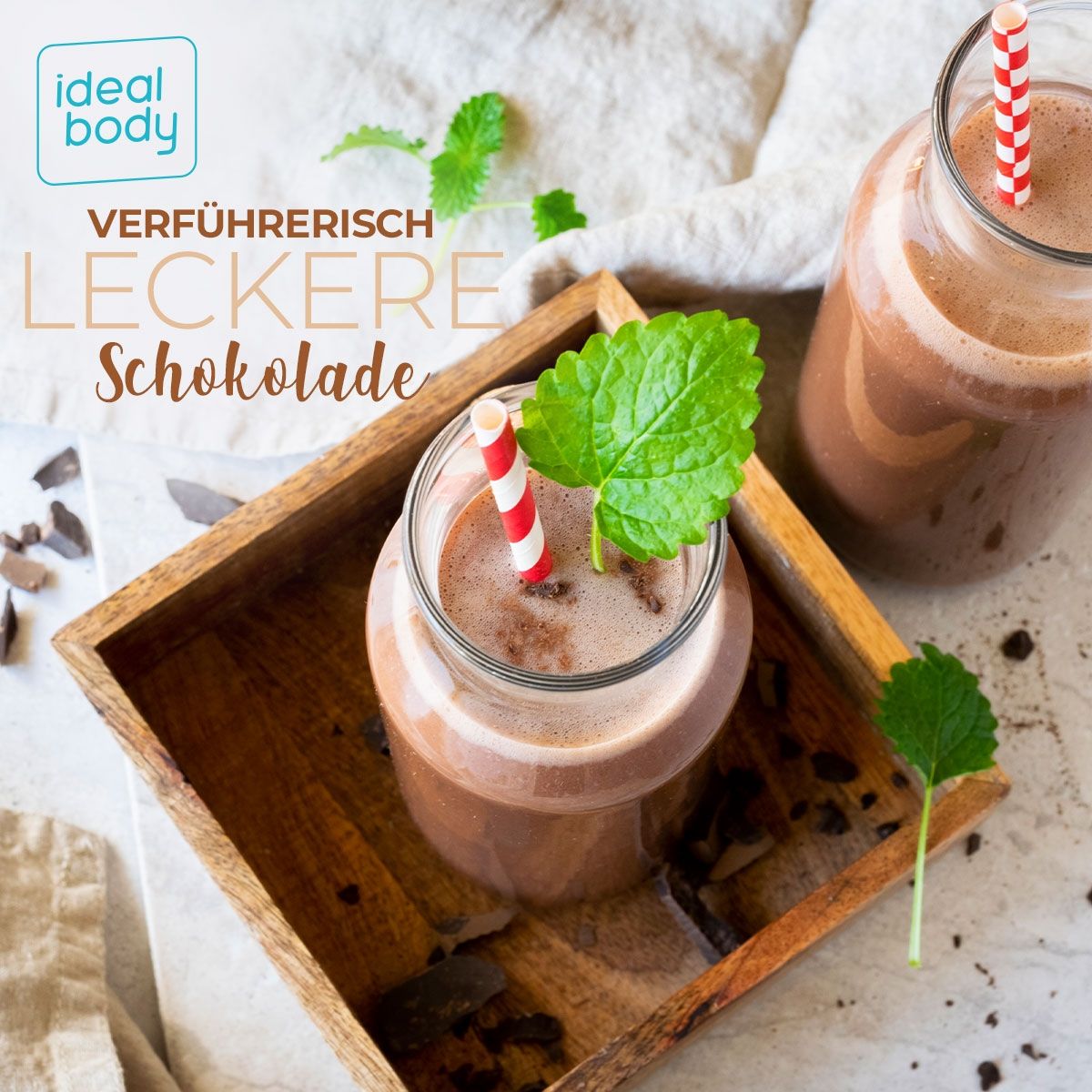 Glas mit Schokoladen-Proteinshake, Strohhalm und Minzblatt. Auf Holztablett. Text: "VERFÜHRERISCH LECKERE Schokolade".