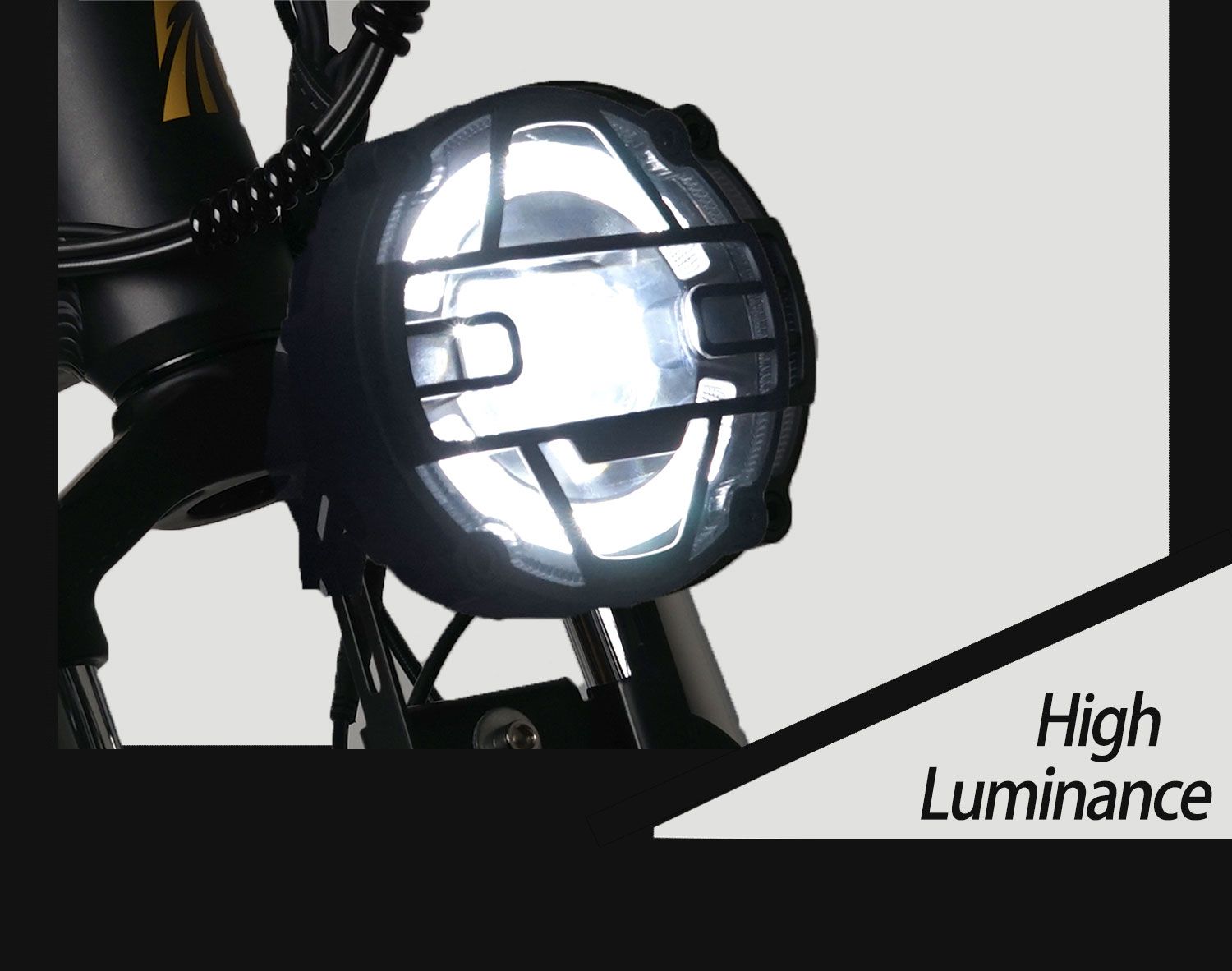 Nahaufnahme des Scheinwerfers eines E-Bikes. Helles Licht.