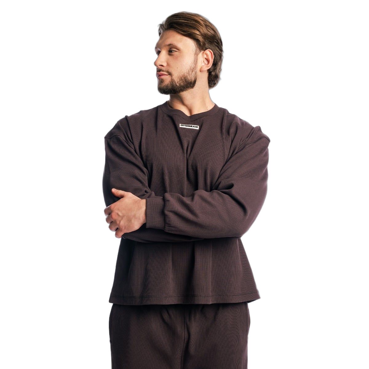 Herren Oversized Sweatshirt in Tee Brown, von der Seite mit verschränkten Armen.