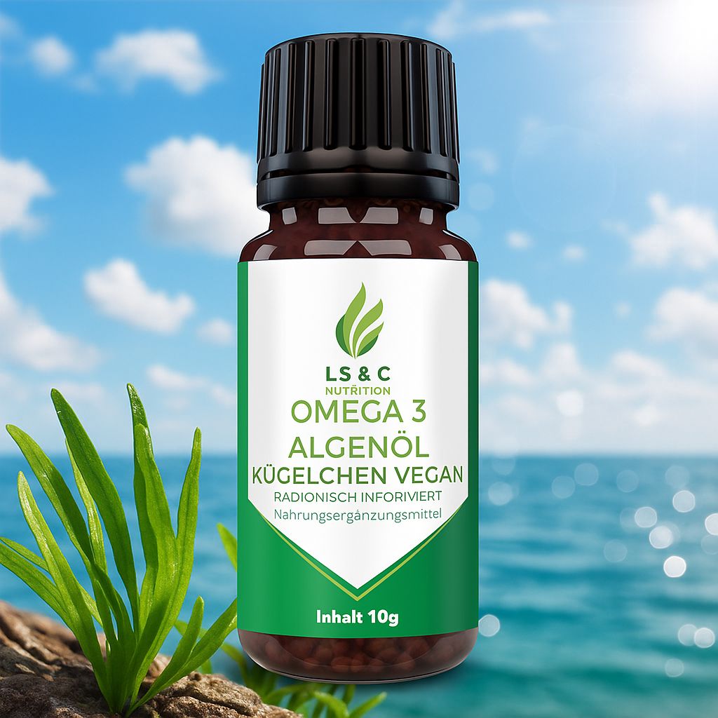 Braune Glasflasche mit schwarzem Deckel. Etikett mit Logo und Produktinformationen: Omega 3 Algenöl. Hintergrund: Meer und Pflanzen.