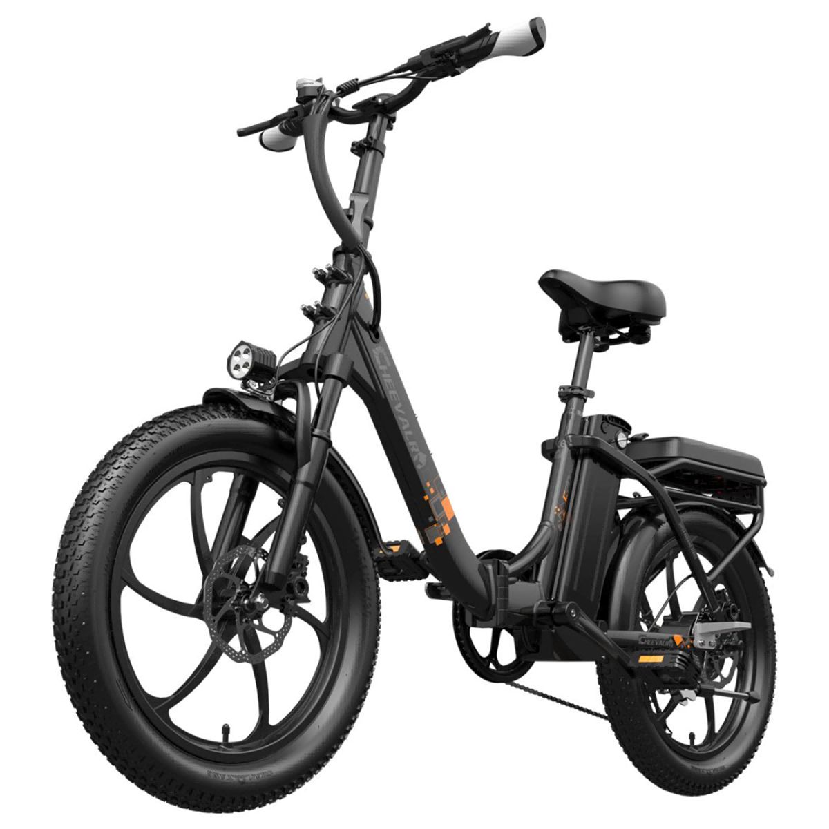 Schwarzes Elektrofahrrad mit breiten Reifen, Scheinwerfer und Gepäckträger. Lenker und Sattel sind sichtbar.