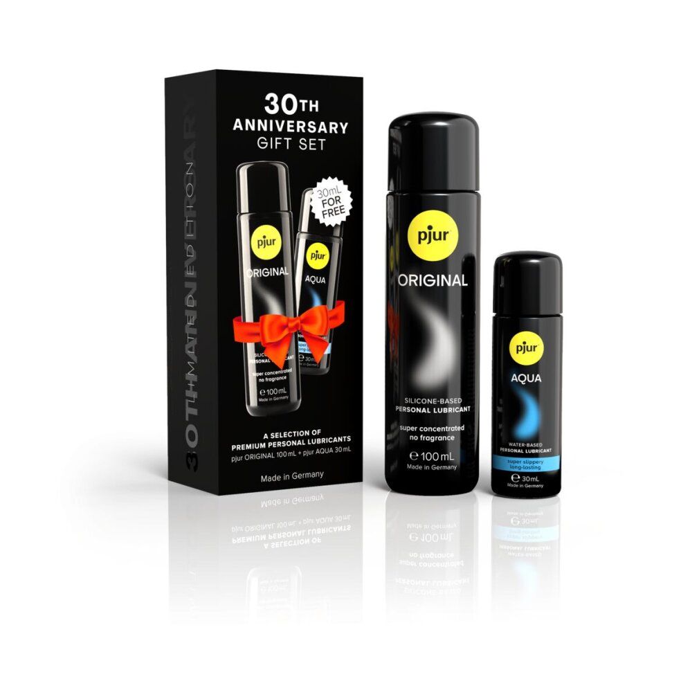 Geschenkset mit zwei Flaschen: pjur ORIGINAL und AQUA. Schwarze Flaschen mit schwarzen Deckeln. Aufschrift: 30th Anniversary Gift Set.