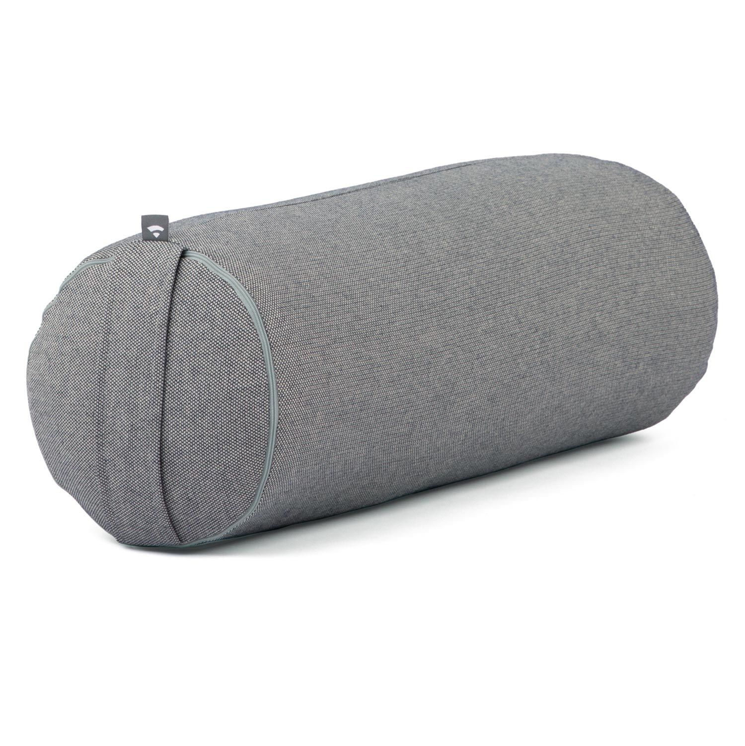 Graues, zylindrisches Yoga-Bolster. Stoffbezug, Enden abgerundet. Logo-Etikett.