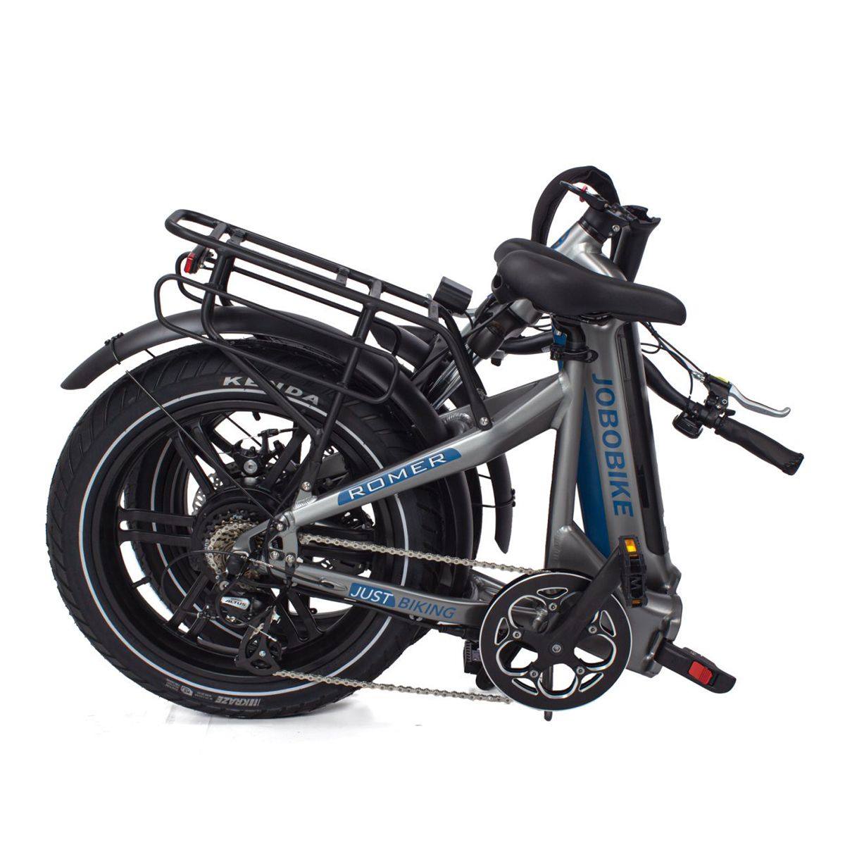 Gefaltetes E-Bike. Grau-blaue Farbe. Schwarze Reifen, Gepäckträger. Romer-Schriftzug.