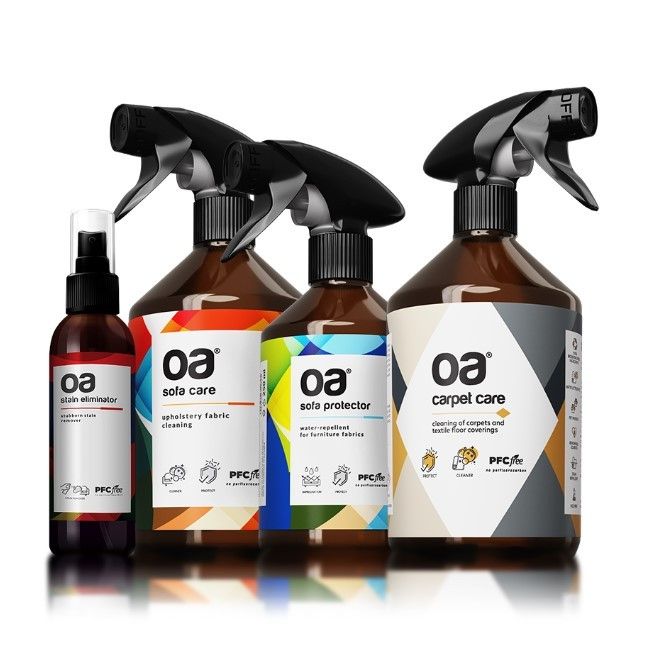 Mehrere Sprühflaschen mit braunen Behältern und schwarzen Sprühköpfen. Aufschrift: oa, Sofa Care, Sofa Protector, Carpet Care. PFC free.