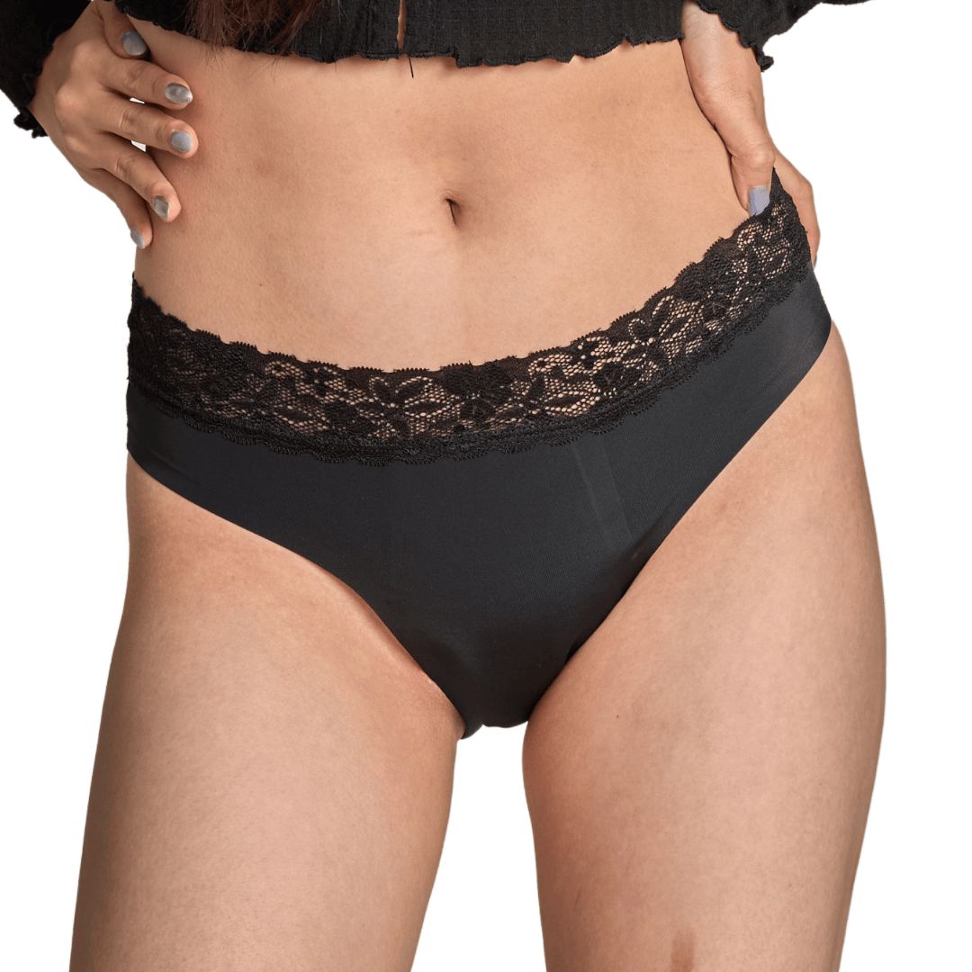 Schwarzer Slip mit Spitze am Bund. Das Produkt ist aus der Perspektive einer Person aufgenommen.