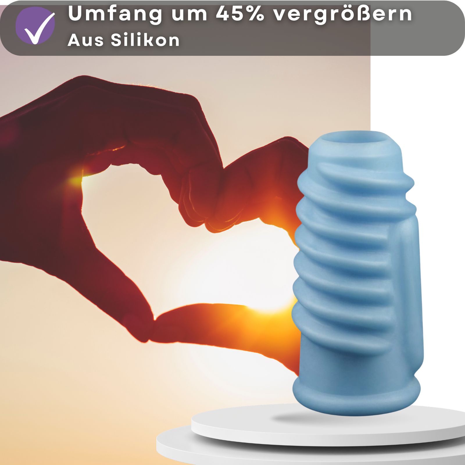 Blaues, gerilltes Silikonprodukt. Hintergrund: Hände formen Herz, Sonnenuntergang. Produkt auf Podest.